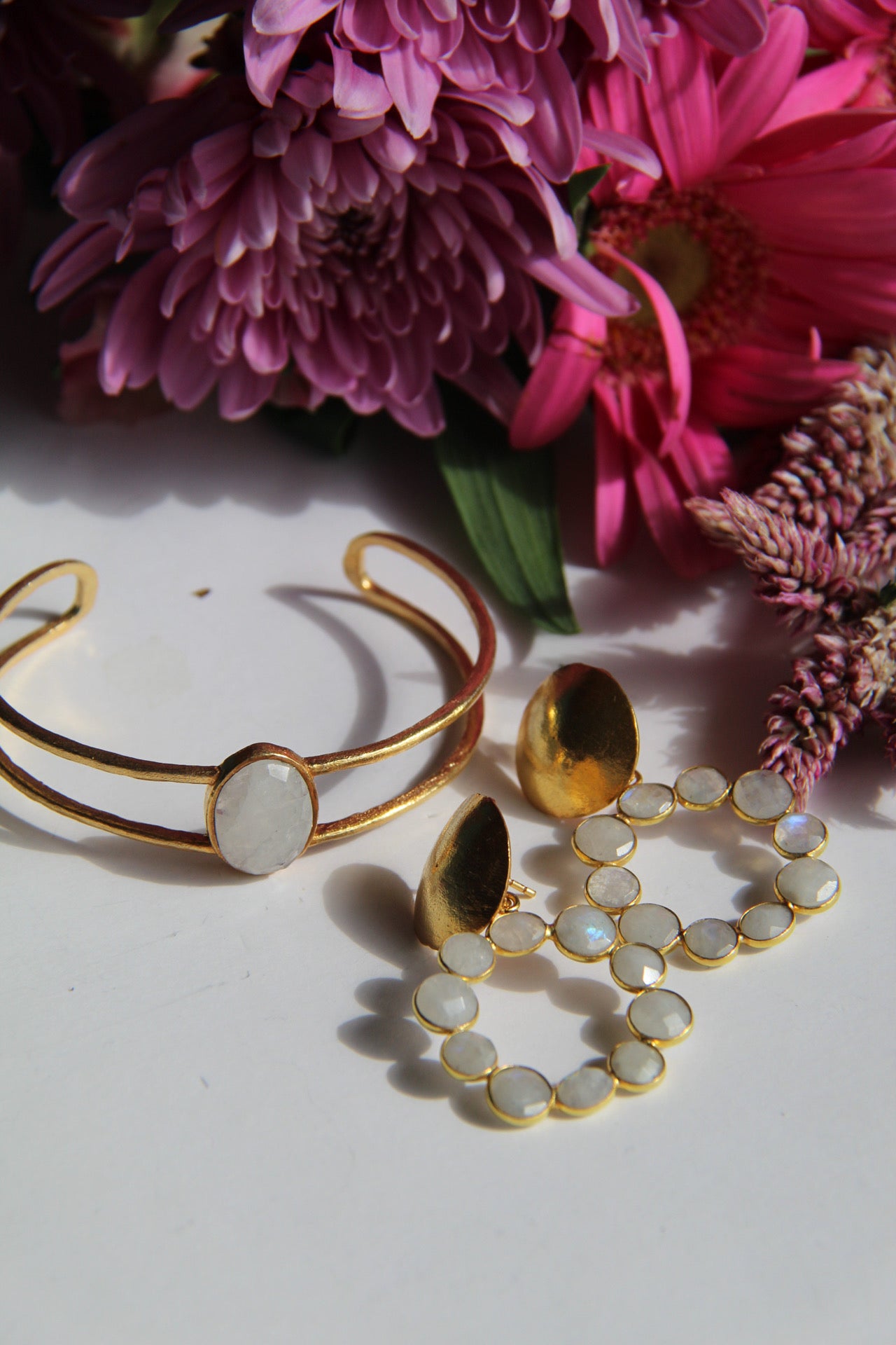 MARTINA, aretes desmontables con baño de oro y piedras naturales