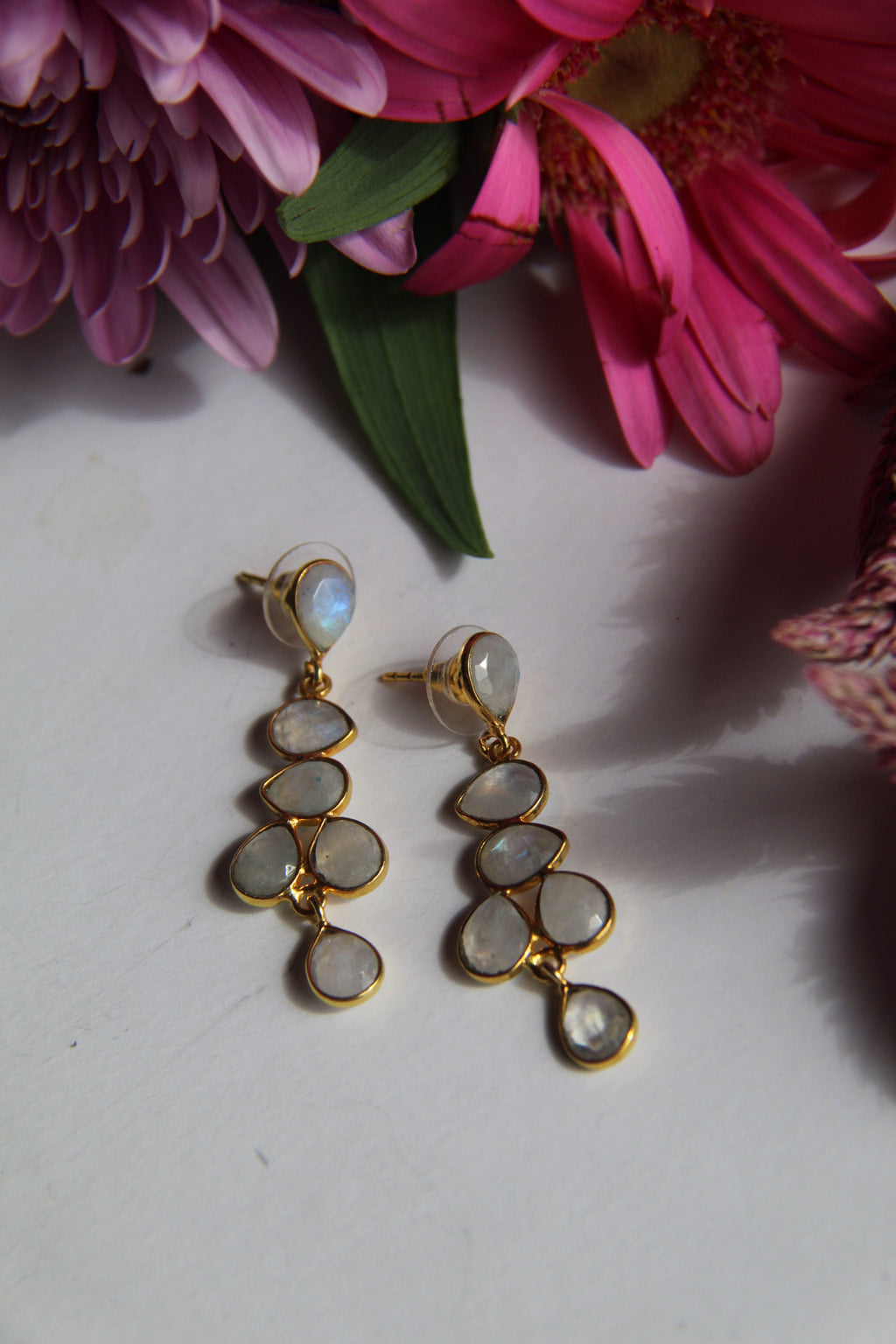 NARCISO, aretes con piedras, bañados en oro de 24k.