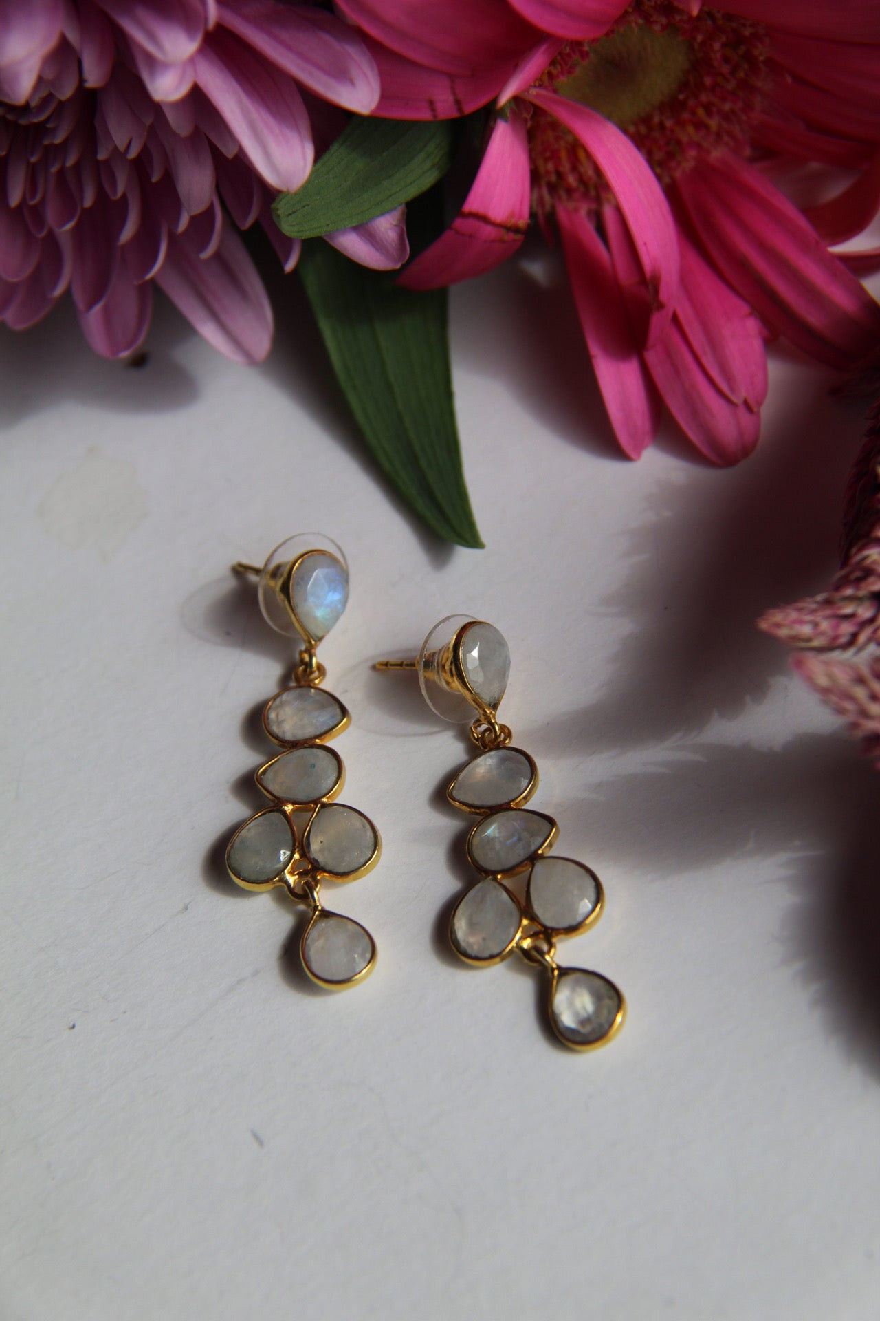 NARCISO, aretes con piedras, bañados en oro de 24k.