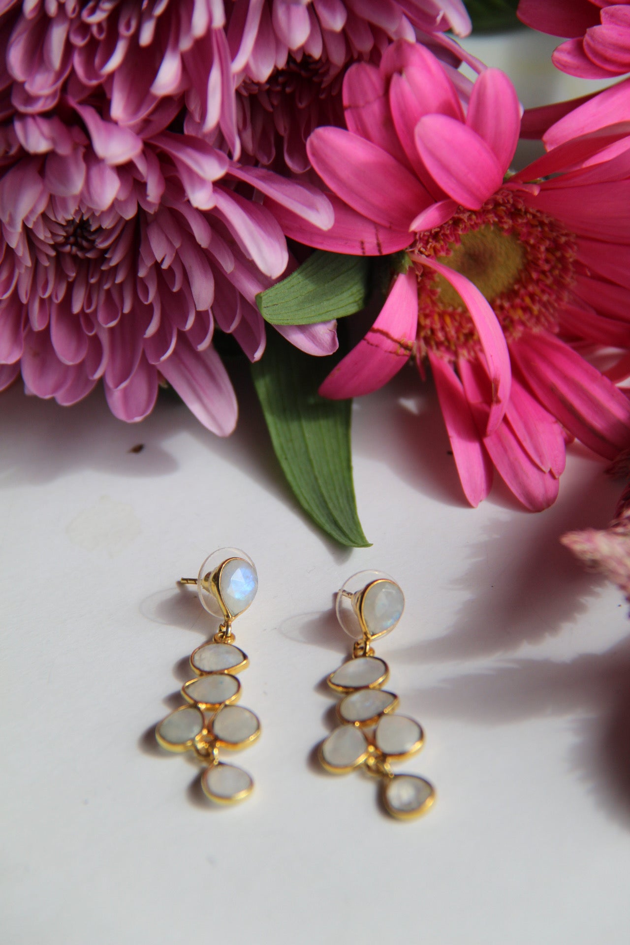 NARCISO, aretes con piedras, bañados en oro de 24k.