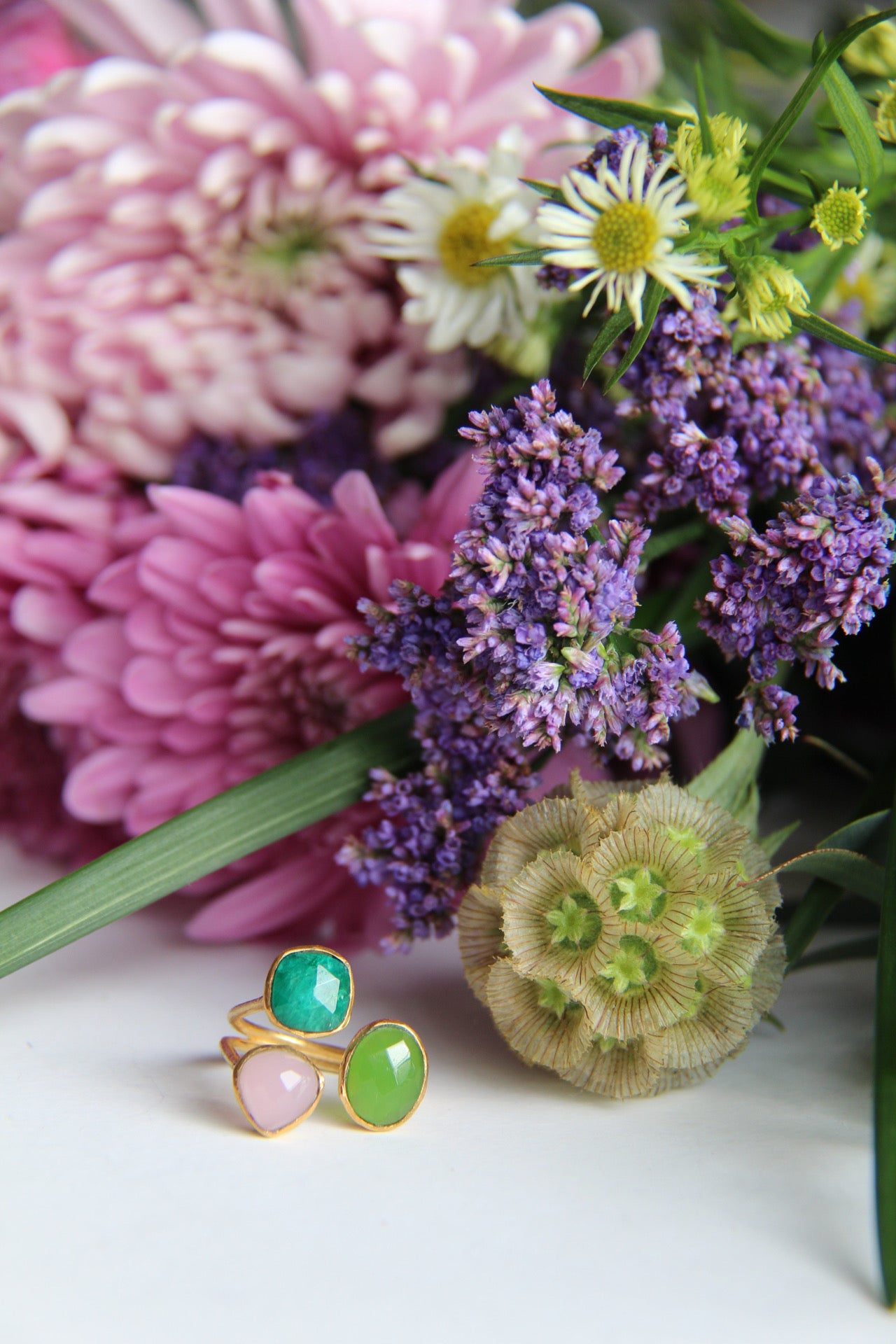 ALMA, anillo con piedras bañado en oro de 24k.