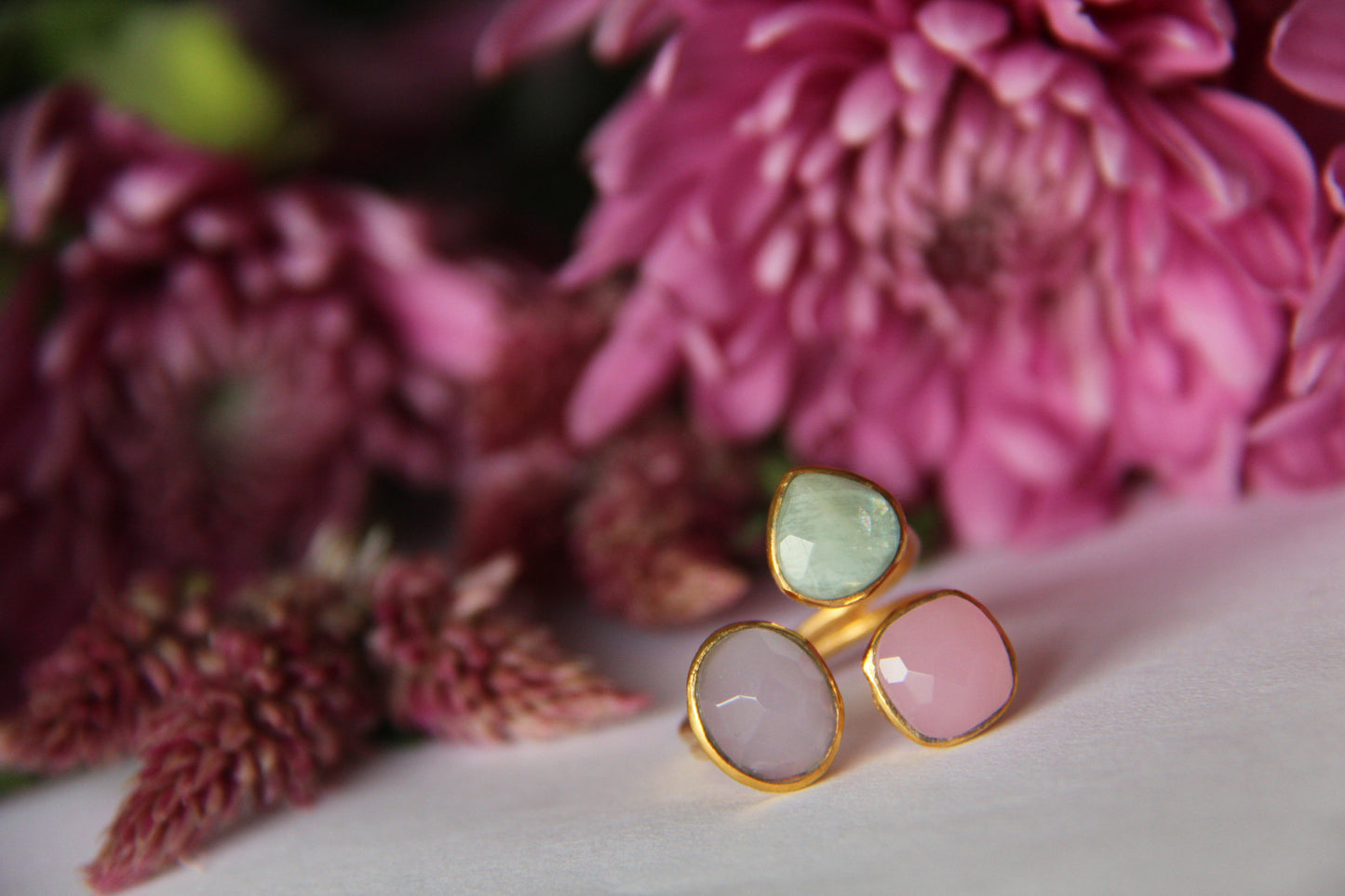 ALMA, anillo con piedras bañado en oro de 24k.