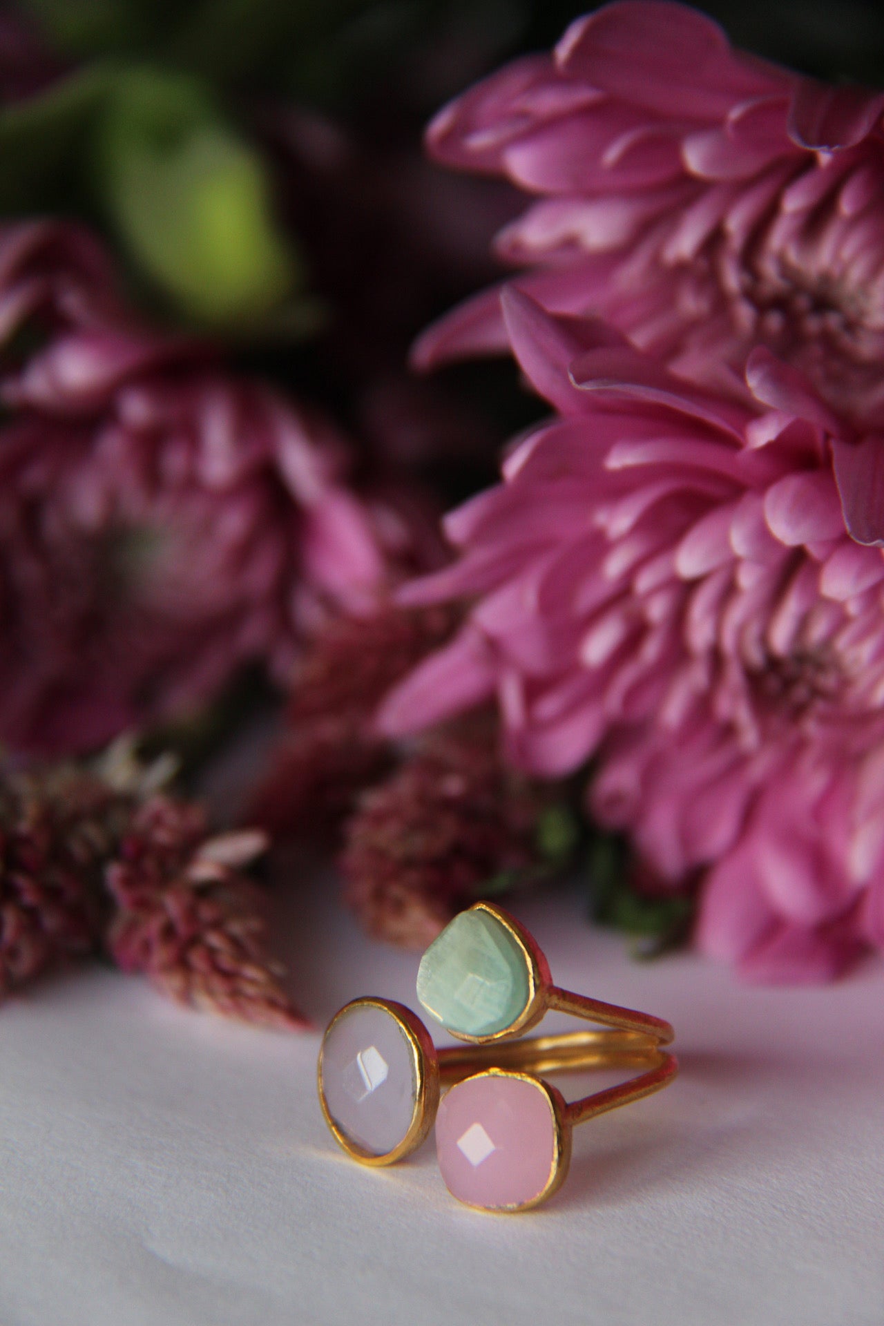ALMA, anillo con piedras bañado en oro de 24k.