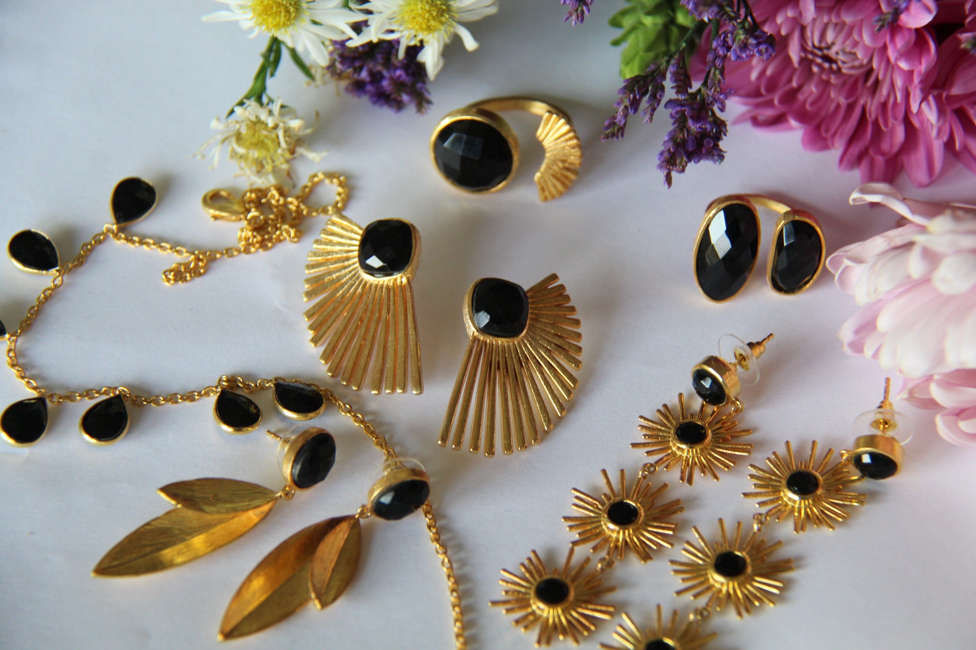 TAMARA, ANILLO CON PIEDRA NATURAL Y BAÑO DE ORO