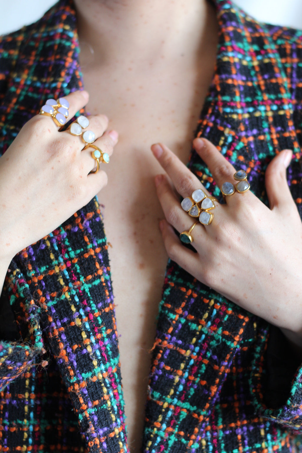 ALMA, anillo con piedras bañado en oro de 24k.