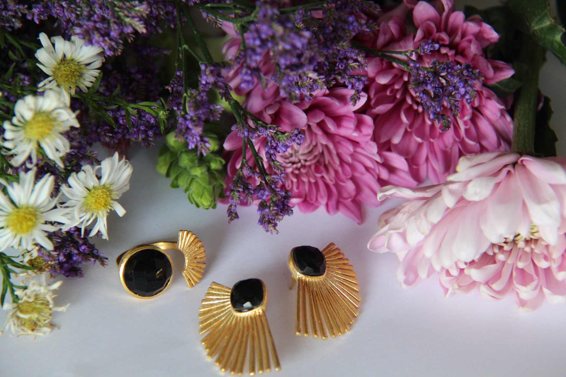 TAMARA, ANILLO CON PIEDRA NATURAL Y BAÑO DE ORO