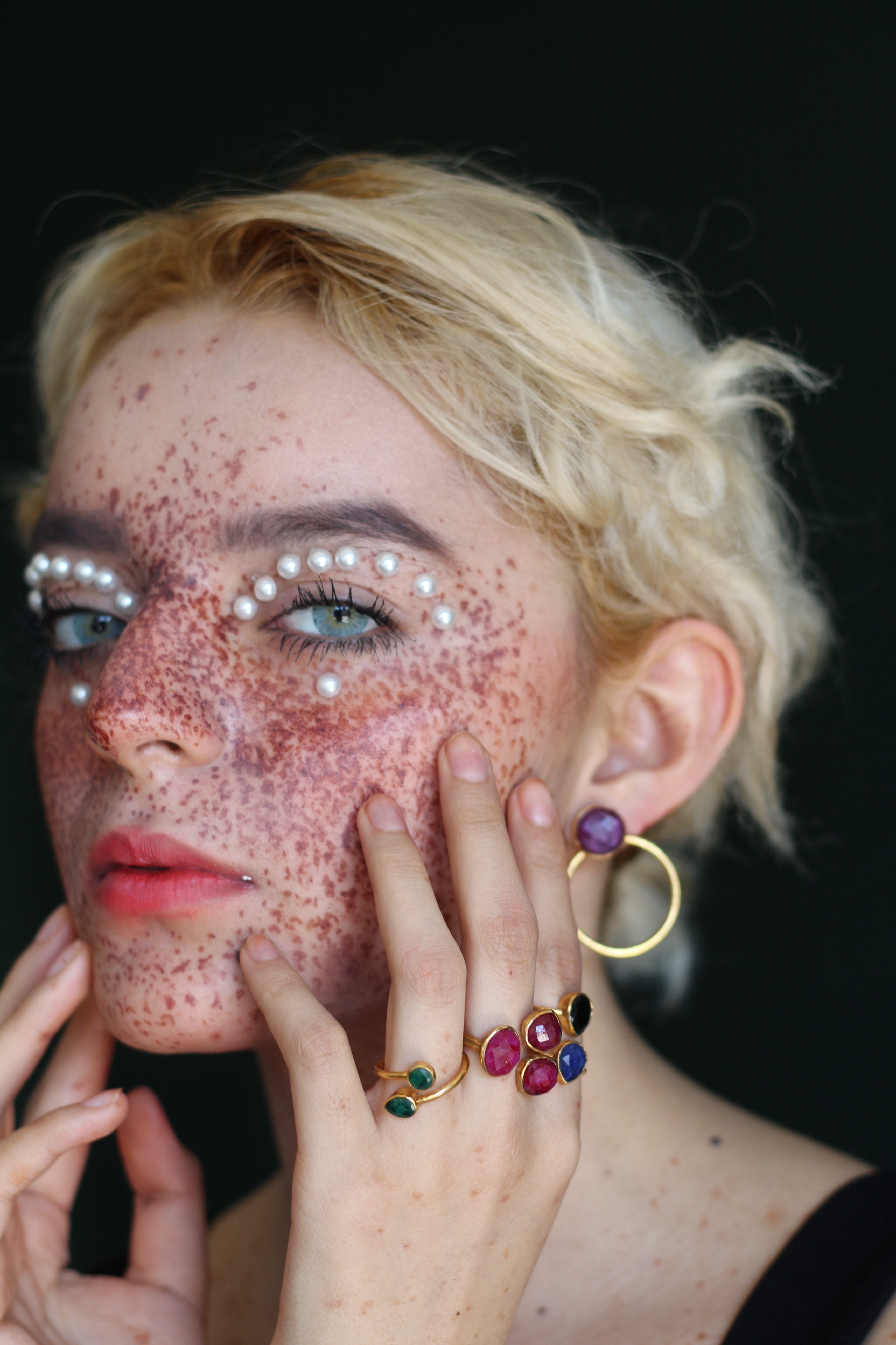 VIENA, ANILLO CON PIEDRAS NATURALES Y BAÑO DE ORO DE 14K